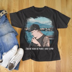 T-shirt Geolier "finchè nun se more, rire semp" disegnata da Neythiriis