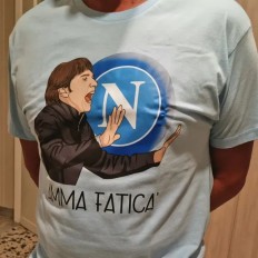 T-shirt del Napoli Amma fatica’ disegnata da Neythiriis