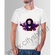 La T-shirt Pose 8