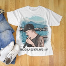 T-shirt Geolier "finchè nun se more, rire semp" disegnata da Neythiriis